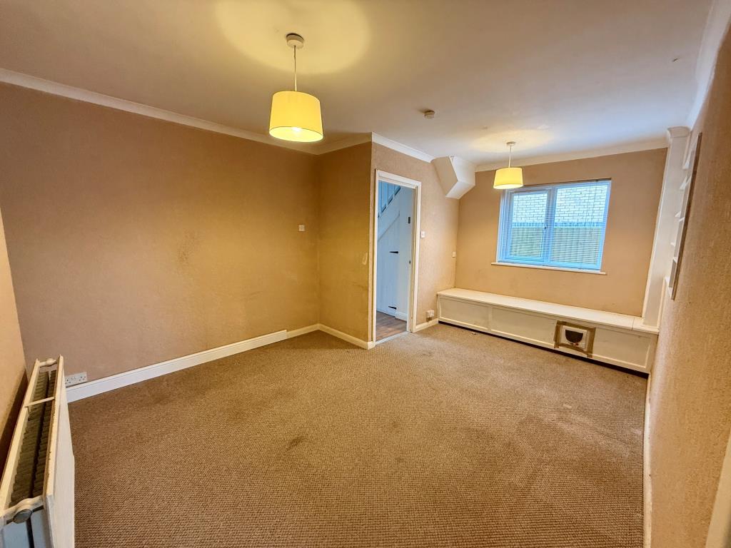 Lot: 135 - THREE-BEDROOM END-TERRACE HOUSE - Dining room